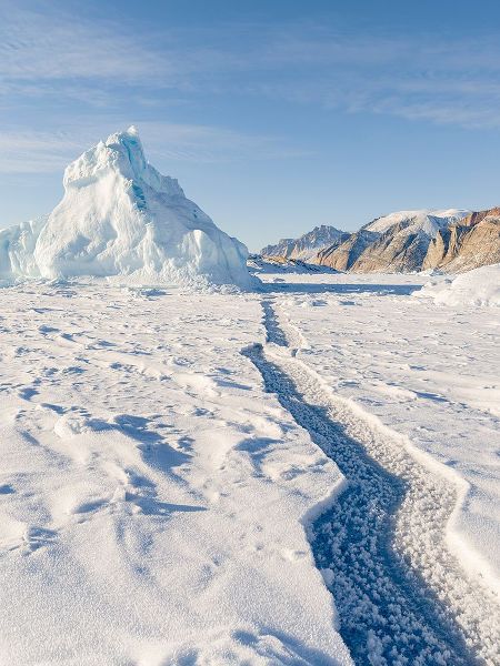 Zwick, Martin 아티스트의 Icebergs in front of Appat Island-frozen into the sea ice of the Uummannaq fjord system during wint작품입니다.